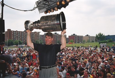 Raymond Bourque, lgende du hockey, avait prsent la coupe Stanley le 4 juillet 2001  Saint-Laurent devant une foule estime  1 000 personnes amasse devant l'arna portant dj son nom. Il l'avait remporte avec l'Avalanche du Colorado avant d'annoncer sa retraite. (Groupe CNW/Ville de Montral - Arrondissement de Saint-Laurent)