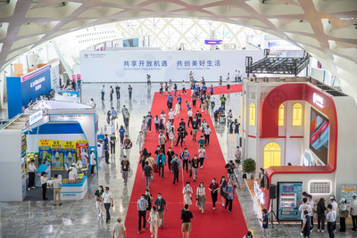 Participantes entram na Segunda Exposição Internacional de Produtos de Consumo da China, que foi aberta oficialmente em Haikou, a capital da província de Hainan, no sul da China, em 26 de julho. (Foto/Liu Yang) (PRNewsfoto/Hainan International Media Center (HIMC))