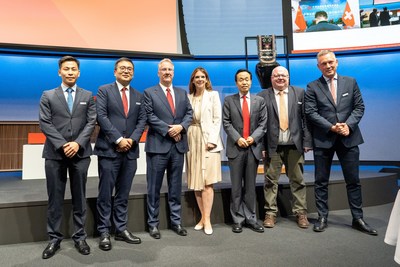 Figure 2. A group photo of Ms. Daniela Stoffel, State Secretary of SIF, Mr. Wang Shiting, Ambassador of China to Switzerland, Tom Zeeb?Global Head Exchanges of SIX Swiss Exchange, and the GEM delegation to Switzerland.