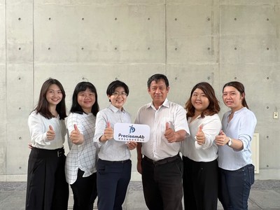 PrecisemAb Biotech was established by three co-founders, Dr. YunChi Lu (left 3), Prof. TianLu Cheng (middle), and Dr. Yi-An Cheng (right 2).