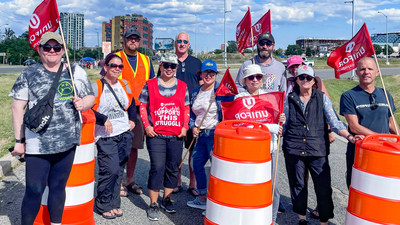 Unifor members standing behind large orange traffic cones on one of the roads into Casino Woodbine (CNW Group/Unifor)