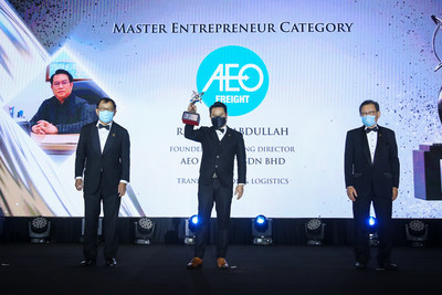 Rizal Bin Abdullah awarded the Master Entrepreneur Award at the Asia Pacific Enterprise Awards 2022 Malaysia.