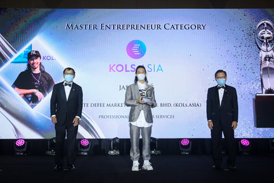 Conte Defee Marketing (M) Sdn Bhd (KOLs.Asia) CEO Jason Eng awarded the Master Entrepreneur Award at the Asia Pacific Enterprise Awards 2022 Malaysia.