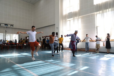 Dancers from the Xinjiang Art Theatre Mukam Art Troupe taught visitors to learn Xinjiang folk dance
