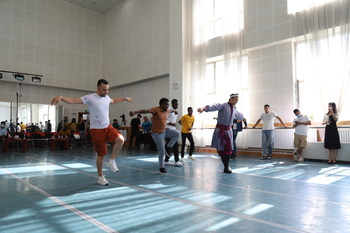 Dancers from the Xinjiang Art Theatre Mukam Art Troupe taught visitors to learn Xinjiang folk dance (PRNewsfoto/Xinjiang Tourism)