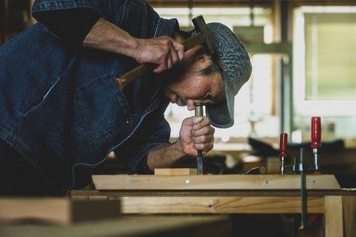Image shows a Japanese craftsman at work. Photo by Igarashi Junya (PRNewsfoto/Japan-House-London)