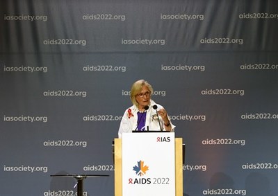 L’honorable Carolyn Bennett, ministre de la Santé mentale et des dépendances et ministre associée de la Santé, parle de la réduction des méfaits à la 24e Conférence internationale sur le sida à Montréal. (Groupe CNW/Santé Canada)