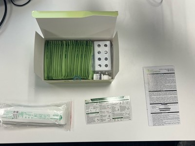 Authentic kit – open box

Shown here: test cassettes, tube stand, assay buffer, swabs, procedure card and package insert. 

Note, assay buffer may come in bottles (shown here) or 25 single-use vials (not shown here). 

Not shown here: extraction tubes and nozzle filters (CNW Group/Health Canada)