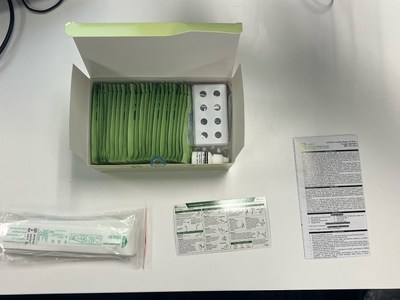 Trousse authentique – boîte ouverte

Illustré ici : cassettes de test, support pour tubes, fiole de solution tampon, écouvillons, carte de procédure et notice pharmaceutique. 

Noter que la solution tampon peut être fournie dans des bouteilles (voir image) ou dans 25 fioles de solution tampon à usage unique (non représentées ici).

Non illustré ici : tubes d’extraction et embouts avec filtres (Groupe CNW/Santé Canada)