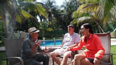 David Dardashti consulting with guests of his facility in Riviera Maya.