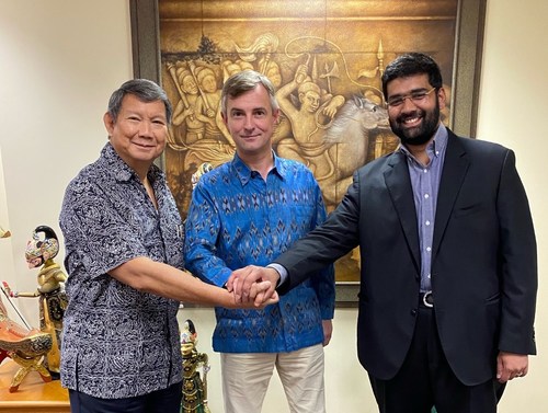 (Left to right) Arsari Group CEO Hashim S. Djojohadikusumo, Ukrainian Ambassador to Indonesia Vassyl Hamianin, Harvest Commodities SA Chairman Gaurav Srivastava in a meeting in Jakarta, 2 August 2022.