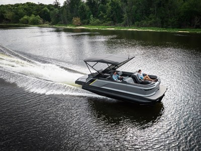 All-new Manitou pontoons revolutionize the boating experience with a timeless, modern design, a one-of-a-kind on-board experience and groundbreaking Rotax Outboard Engine. (C)BRP 2022 (CNW Group/BRP Inc.)