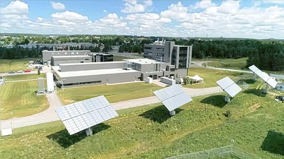 Bell et l’Université de Sherbrooke ont collaboré à des initiatives qui comprennent l’utilisation de l’énergie solaire pour minimiser l’utilisation de génératrices dans les endroits éloignés (Groupe CNW/Bell Canada)