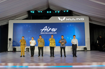 Pejabat pemerintah Indonesia dan duta besar China untuk Indonesia menghadiri upacara peluncuran Air Eve