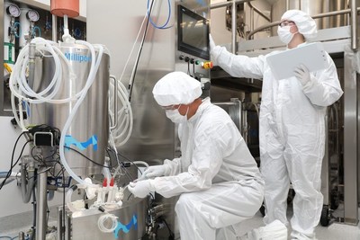 Los científicos de Merck operan el biorreactor de un solo uso de 200 L Mobius® a través de la plataforma de fabricación VirusExpress® 293 para virus adenoasociados en las instalaciones de la empresa en Carlsbad, California.