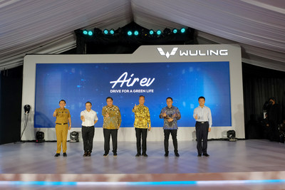 Funcionários do governo indonésio e o embaixador chinês na Indonésia participaram da cerimônia de lançamento do Air ev (PRNewsfoto/SAIC-GM-Wuling Automobile Co., Ltd)