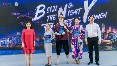 Ms. Pang Wei awarded official Great Wall Heroes 2022 certificates.