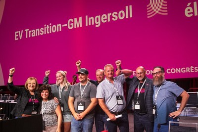 La direction d'Unifor posant sur scne au congrs avec des membres de GM Ingersoll. (Groupe CNW/Le Syndicat Unifor)