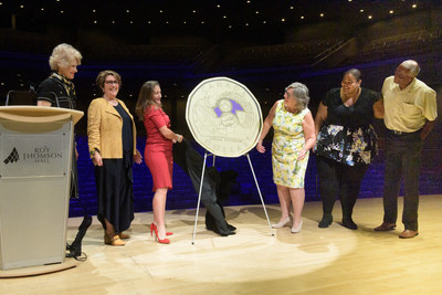 From left to right: Phyllis Clark, Chair of the Royal Canadian Mint (RCM) Board of Directors, Marie Lemay, RCM President and CEO, The Honourable Chrystia Freeland, Deputy Prime Minister and Minister of Finance, Kelly Peterson, Céline Peterson and Norman Peterson unveil a commemorative $1 circulation coin honoring Oscar Peterson at Roy Thomson Hall in Toronto, ON (August 11, 2022). (CNW Group/Royal Canadian Mint)