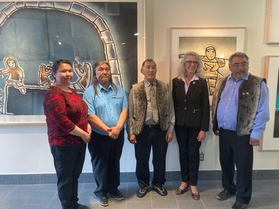 L'honorable Joyce Murray, ministre des Pches, des Ocans et de la Garde ctire canadienne a visit Iqaluit, au Nunavut, pour annoncer le financement d'un nouveau projet d'intendance du milieu marin en Arctique. Base dans la communaut de Taloyoak, l'Association des chasseurs et trappeurs de Spence Bay se concentrera sur la zone d'Aviqtuuq (la pninsule Boothia). (Groupe CNW/Pches et Ocans Canada dans la rgion de l'Ontario et des Prairies)
