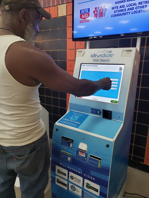 Detroit resident pays DWSD Basement Backup Protection Plan deposit on DivDat kiosk at local area retailer, Parkway Foods. Detroit resident pays DWSD Basement Backup Protection Plan deposit on DivDat kiosk at local area retailer, Parkway Foods.