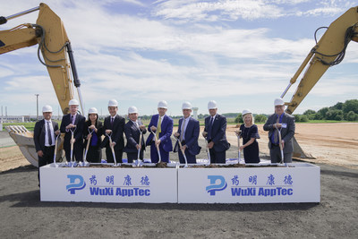 Governor John Carney, Lieutenant Governor Bethany Hall-Long, Mayor Kenneth Branner, Jr., Delaware Prosperity Partnership President Kurt Foreman, WuXi AppTec Chairman and CEO Dr. Ge Li, WuXi AppTec Co-CEO and WuXi STA CEO Dr. Minzhang Chen, and others celebrate the groundbreaking for the WuXi STA Middletown campus.