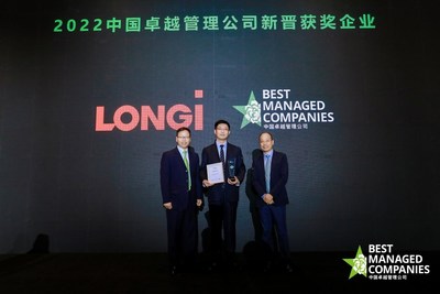 Liu Xiaodong (center), Board Secretary of LONGi, accepted the award on behalf of the company (PRNewsfoto/LONGi Green Energy Technology Co., Ltd)