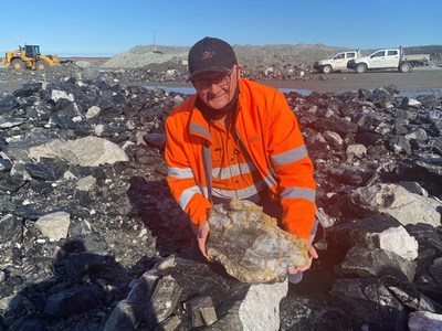 Figure 1: Beta Hunt General Manager Rob Walker Displays High-Grade Coarse Gold Discovery Sample from Muck Pile (August 2022) (CNW Group/Karora Resources Inc.)
