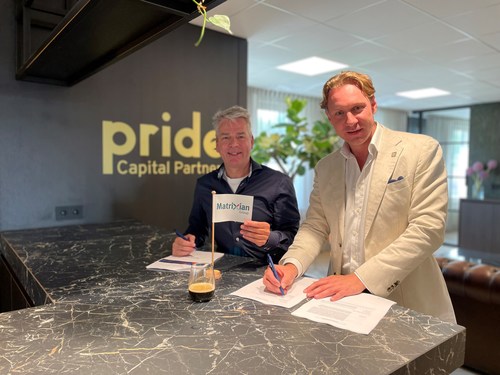 Lars van 't Hoenderdaal, Managing Partner at Pride Capital Partners (left) and Luke Liplijn, founder and CEO at Matrixian Group (right) reach agreement on €2M investment in Matrixian Group (PRNewsfoto/Matrixian Group)