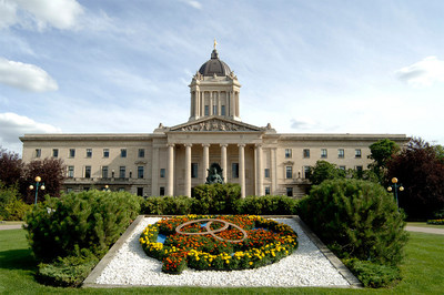 "Manitoba Legislature with flower bed in the foreground." (CNW Group/Unifor)