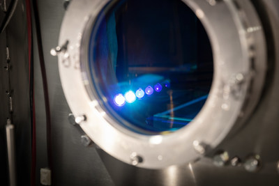 Vue de l'intrieur de la chambre sous vide du laser de 750 trawatts du Laboratoire de sources femtosecondes  (ALLS) de l'INRS. - SOURCE : JOSE LECOMPTE (Groupe CNW/Institut National de la recherche scientifique (INRS))