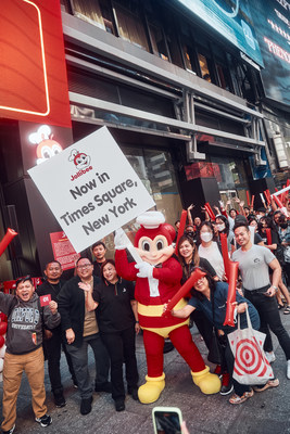 Chickenjoy to the world! Global restaurant sensation, Jollibee, opened its flagship location in the heart of Times Square on August 18, 2022, to the delight of fans from around the corner and around the world. (Photo credit: Jollibee)