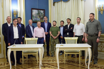 Une photo de groupe de maires européens lors de leur rencontre avec les dirigeants ukrainiens le 19 août 2022