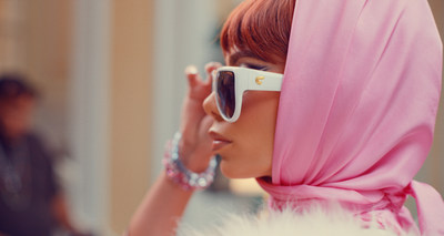 Anitta luciendo las gafas de sol Carrera FLAGLAB 13 en "Lobby", su último video musical con Missy Elliott