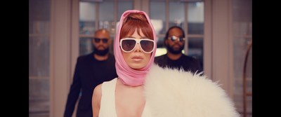 Anitta luciendo las gafas de sol Carrera FLAGLAB 13 en "Lobby", su video musical más reciente con Missy Elliott