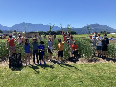 Student participants at the Sardis Secondary School Farm. (CNW Group/Canadian Scholarship Trust Foundation)
