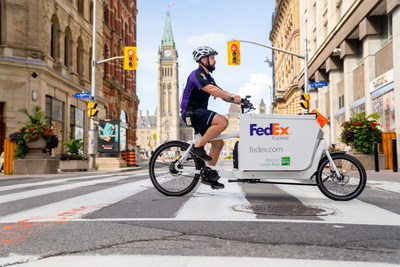 FedEx Celebrates 35 Years Serving Canada (Groupe CNW/Federal Express Canada Corporation)