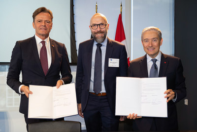 from left to right: Markus Schäfer, Member of the Board of Management of Mercedes-Benz Group AG. Chief Technology Officer, Development & Procurement, Markus Brückmann, Chief Executive Officer of Rock Tech Lithium Inc., François-Philippe Champagne, Canadian Minister of Innovation, Science and Industry (CNW Group/Rock Tech Lithium Inc.)