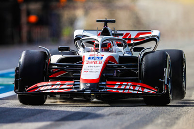 O logotipo da Hantec Markets adornará o nariz do carro de corridas e a marca exibirá toda a sua branding nos boxes da equipe Haas. O logotipo de Hantec também será exibido nos uniformes dos pilotos da Haas, Mick Schumacher e Kevin Magnussen.