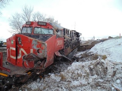 Dommages subis par le ct nord de la locomotive CN 3009 du train 318 (Source : BST) (Groupe CNW/Bureau de la scurit des transports du Canada)