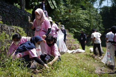 (Image) Volunteers performing a cleanup activity along the Ciliwung River