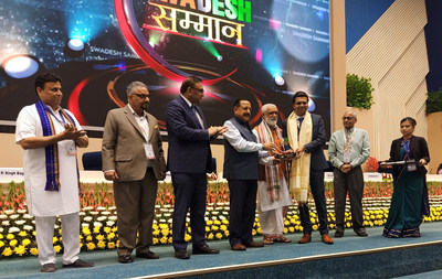 Mr. Abdul Gafur Anadiyan, Managing Director, SWA Diamonds receiving the Swadesh National Award from the Hon. Aswhini Kumar Choubey, Union Minister of State for Consumer Affairs, Food and Public Distribution at Swadesh Conclave, organized by APN in New Delhi.