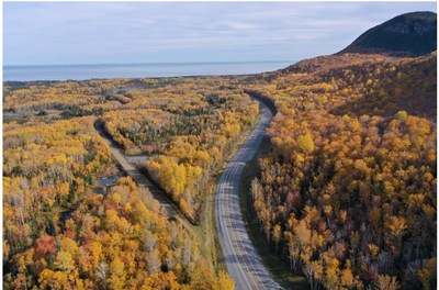 :  gauche de la route nationale 132, l'ancien tronon de 5 km qui sera restaur dans le cadre du projet de conservation, de restauration et de mise en valeur du secteur des tangs de castor au parc national Forillon. (Groupe CNW/Parcs Canada)