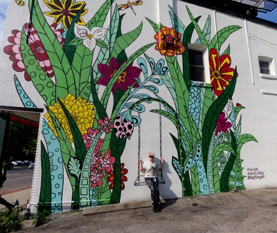 Artist Kelsey Montague and her newest creation in Burlington, Ontario. (CNW Group/TOURISM BURLINGTON)