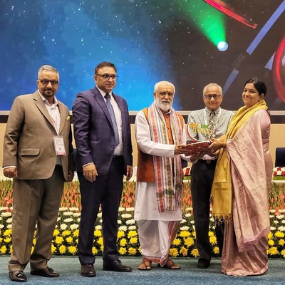 The Athachi Group of Companies' Vice Chairperson Smt. Deepa Subramanian receiving the 'Makers of India-Swadesh Samman’ award from Shri. Ashwini Kumar Choubey, Union Minister of state for Consumer Affairs, Food and Public Distribution at Swadesh Conclave 2022, organized by APN at Vigyan Bhawan, New Delhi.