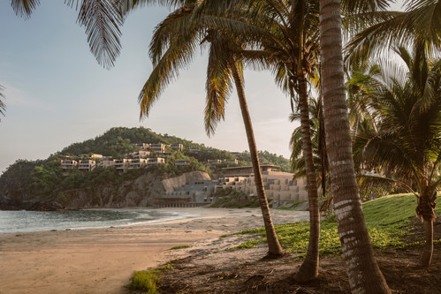 Four Seasons Resort Tamarindo, México sits on a private peninsula off Mexico´s Pacific Coast in Jalisco. Surrounded by more than 3,000 acres of verdant jungle, the Resort´s undiscovered location offers guests a new way to enjoy Mexico´s rich culture and cherished land.