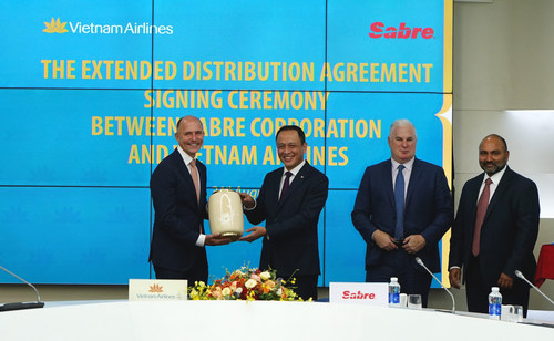 From left :  Mr. Sean Menke, Chair of the Board and Chief Executive Officer, Sabre Corporation, Mr. Le Hong Ha, Chief Executive Officer, Vietnam Airlines, Mr. Kurt Ekert, President, Sabre Corporation, and Mr. Rakesh Narayanan, Vice President, Travel Solutions Airline Sales, Sabre Asia Pacific.