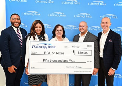 Comerica Bank representatives (left to right) Brandon Jones, Beatrice Kelly, Derric Hicks and Omar Salah present BCL of Texas President and CEO Rosa Rios Valdez (center) with an additional $50,000 grant in support of its small business technical assistance programming at today’s Dallas Small Business Diversity Fund launch event.