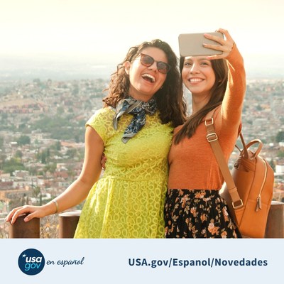 Two women taking a selfie on a vacation trip above the USAGov en Español logo and the URL usa.gov/espanol/novedades.