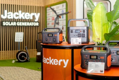 Jackery präsentiert seine gesamte Kollektion und neueste Produktreihe, die Solargenerator 1000 Pro Series, auf der IFA 2022 in Berlin. (PRNewsfoto/Jackery Inc.)